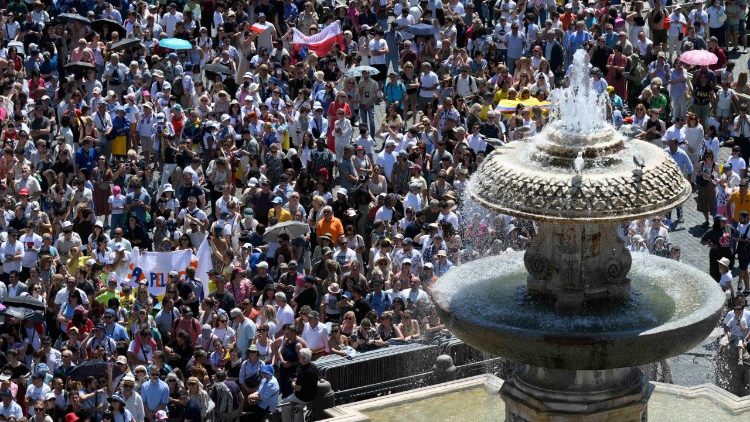 Cerca de 30 mil fiéis rezaram com o Papa na Praça São Pedro   (@Vatican Media)