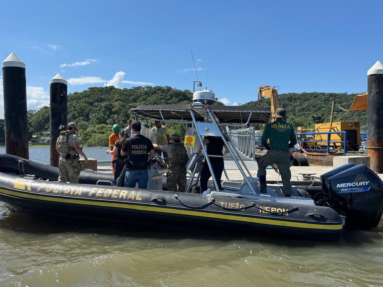 PF e Ibama apreendem embarcação por extração ilegal em sítio arqueológico no Paraná