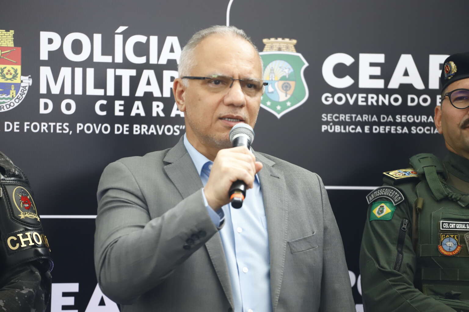 Governo do Ceará amplia arsenal da PM com novas armas e coletes, enquanto reforça discurso de combate ao crime