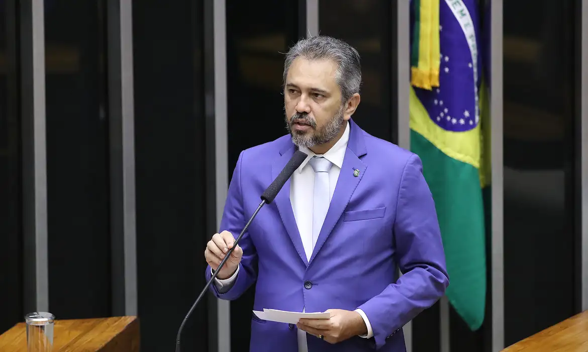 Elmano é reeleito no Ceará com 375 mil votos sobre Ciro